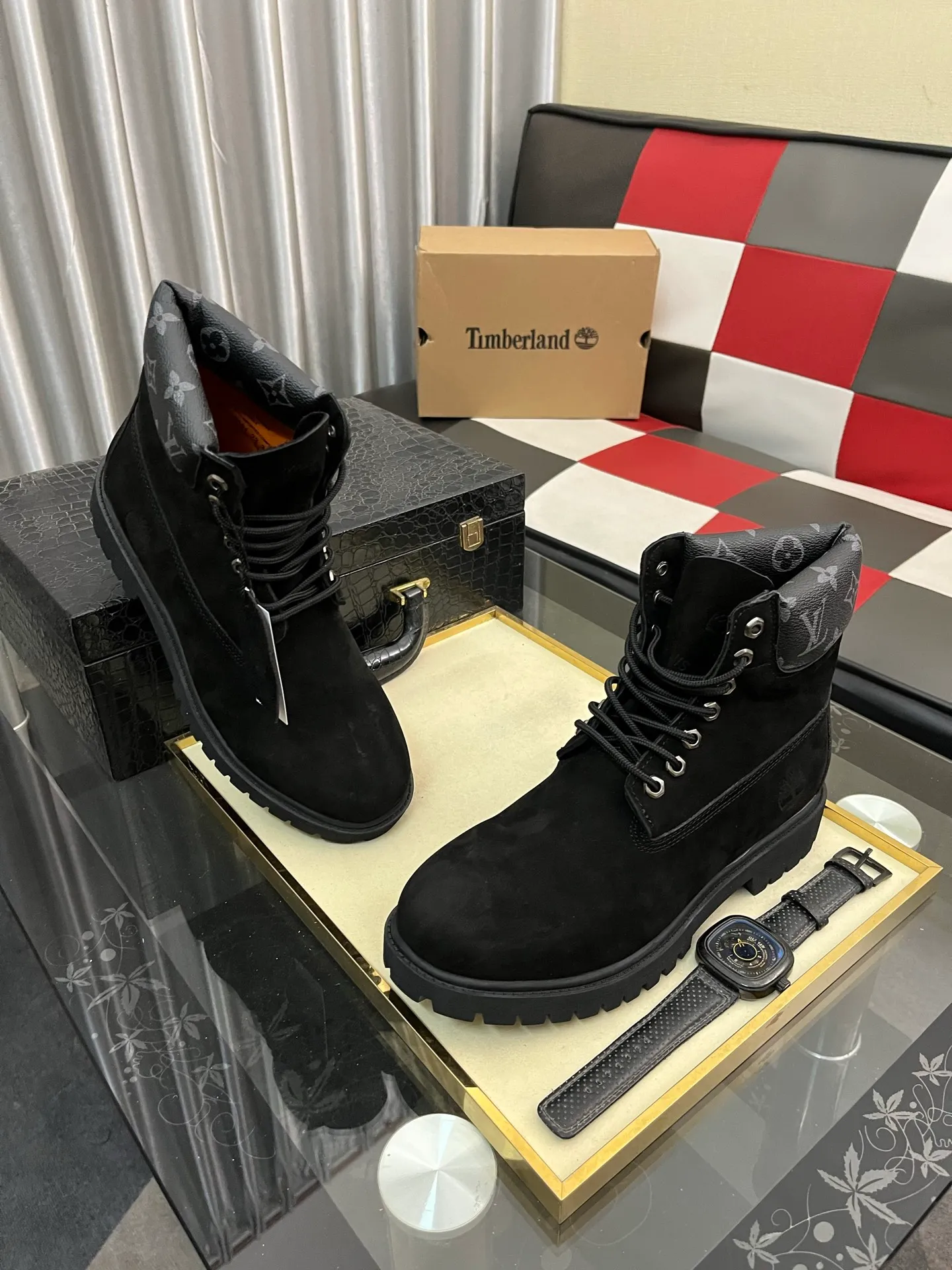 Ex-factory price: 458⌚️⌚️LV x Timberland Timberland joint model Presbyopia Embossed Rhubarb Boots Ankle Boots Short Boots LV x Timberland ankle boots are made of Monogram embossed waterproof nubuck cow leather, relying on the brand's exquisite craftsmanship to carefully reshape the classic Timberland 6-inch boot shape in Italy, with an eye-catching American workwear style. Created by Pharrell Williams 2025 autumn and winter menswear show. Monogram embossed tongue, original Timberland laces and outsole are exquisite details, and the leather label expresses the cooperation logo. Exquisite packaging at the delivery counter🛍📦 ▪️Material: Original customized imported first-layer cowhide ▪️Inner lining: Original customized leather lining/mesh lining ▪️Outsole: Original molded rubber material ▪️Sole thickness: 3.5CM ▪️Size: 38-44